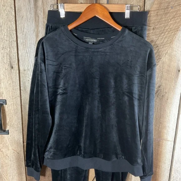 Banana Republic Women's Super Soft Velour Sweatshirt & Jogger Set (Black, M) - Picture 2 of 5